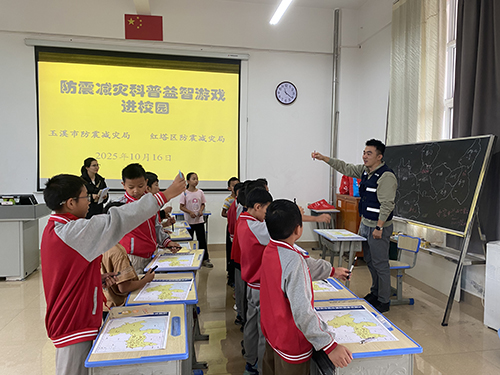 防震减灾主题宣传进校园.jpg 防震减灾主题宣传进校园.jpg